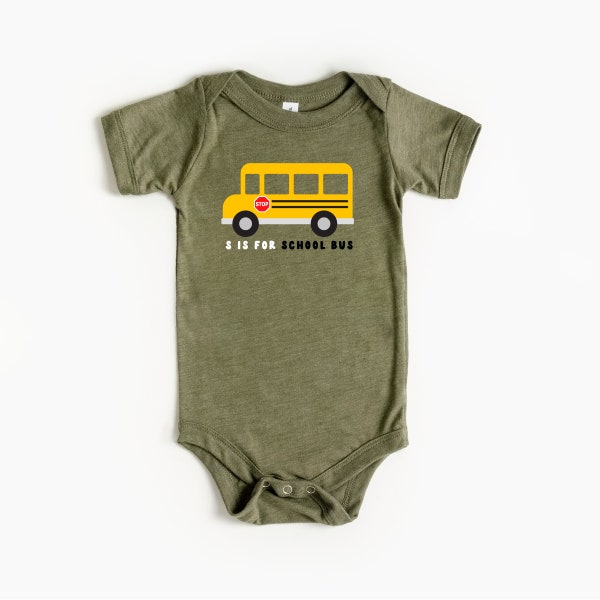 S est pour School Bus Baby Bodysuit, chemise de véhicule, chemise d’autobus, nouveau bébé, anniversaire de bébé, anniversaire d’autobus, autobus scolaire, roues sur l’autobus