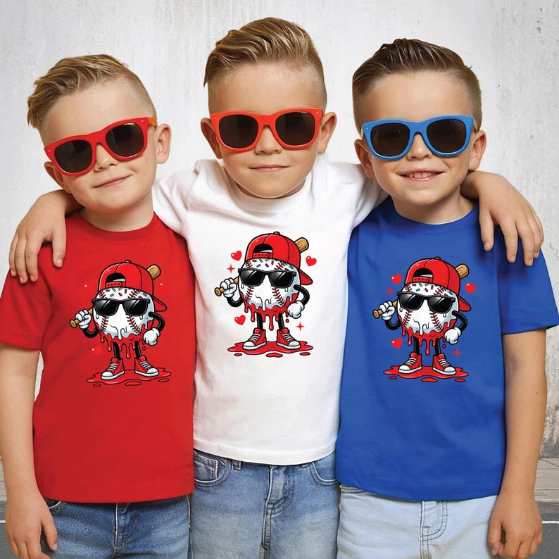 Op de afbeelding: Drie kinderen dragen een zonnebril en honkbal-thema T-shirts. De shirts zijn rood, wit en blauw, elk met een cartoon honkbal karakter met een knuppel, zonnebril en baseball cap. Het honkbal karakter heeft rode druipende accenten.