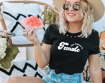 未来は女性 Tシャツ：レトロなエンパワーメントTシャツ