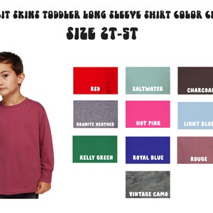Pu&ograve; includere: Un bambino indossa una maglietta rossa a maniche lunghe. L'immagine &egrave; una tabella colori per le magliette a maniche lunghe per bambini piccoli Rabbit Skins, con campioni di colore in rosso, acqua marina, carbone, granito melange, rosa acceso, azzurro, verde kelly, blu reale, rosso e camouflage vintage. Taglie 2T-5T.