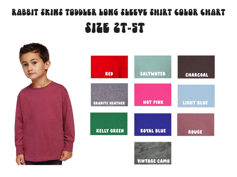 Pu&ograve; includere: Un bambino indossa una maglietta rossa a maniche lunghe. L'immagine &egrave; una tabella colori per le magliette a maniche lunghe per bambini piccoli Rabbit Skins, con campioni di colore in rosso, acqua marina, carbone, granito melange, rosa acceso, azzurro, verde kelly, blu reale, rosso e camouflage vintage. Taglie 2T-5T.