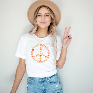 Camiseta com estampa de flor e símbolo da paz: Camiseta retrô, estilosa e moderna