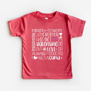 Pode incluir: Camiseta vermelha de manga curta com texto branco que diz "Kisses...Flowers...Cherish...Heart...Valentine...Kind...Love...Always...XOXO...Hugs...Cupid".