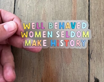 Puede incluir: Una pegatina transparente con el texto "WELL BEHAVED WOMEN SELDOM MAKE HISTORY" en letras de colores.