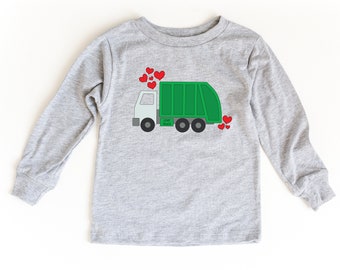 Op de afbeelding: Een grijs gemêleerd shirt met lange mouwen en een afbeelding van een groene vuilniswagen met de tekst LOVE TRUCK op de zijkant. De vrachtwagen is omringd door verschillende kleine rode hartjes die boven en achter het voertuig zweven.