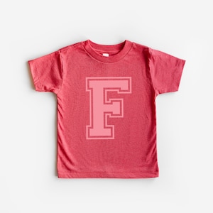 Camiseta con inicial de la universidad para niños / Camisetas de regreso a clases / Camisetas para niños / Camisetas escolares / Camisetas con gráficos para niños / Camisetas para niños / Camisetas de regreso a clases