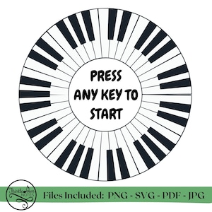 Puede incluir: Diseño circular que presenta un teclado de piano con teclas blancas y negras. El círculo central tiene el texto "PRESS ANY KEY TO START". La parte inferior de la imagen incluye el texto "Files Included: PNG - SVG - PDF - JPG".