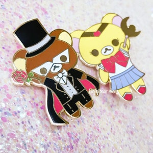 Conjunto de colaboração Kuma x Magical Girl com dois alfinetes de esmalte rígido de 2”