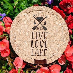 Sottobicchieri Life at the Lake (sughero) - Set di 4, sottobicchieri incisi, arredamento della casa sul lago, arredamento della cabina, al nord, regalo della casa sul lago, regalo della cabina