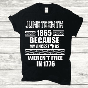 Op de afbeelding: Zwart T-shirt met witte tekst die "Juneteenth 1865 Because My Ancestors Weren't Free In 1776" luidt.