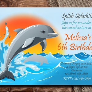 Puede incluir: Una invitación azul y naranja con un delfín de dibujos animados saltando fuera del agua. El texto dice "Splish Splash!!! Únase a nosotros para una aventura submarina en el 6º cumpleaños de Melissa. Sábado, 23 de agosto de 2020 de 4:00 pm a 6:00 pm Nuestra casa 123 Street, ciudad, Estado RSVP (123) 456-7890"