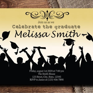 Peut inclure: Une invitation de fête de fin d'études dorée et blanche avec des silhouettes noires de personnes lançant leurs chapeaux en l'air. Le texte indique "Rejoignez-nous pour célébrer la diplômée Melissa Smith. Vendredi 1er août 2020 à 19h00 La maison Smith 123 Street, City, State, 12345 RSVP à Janice au (123) 456-7890"