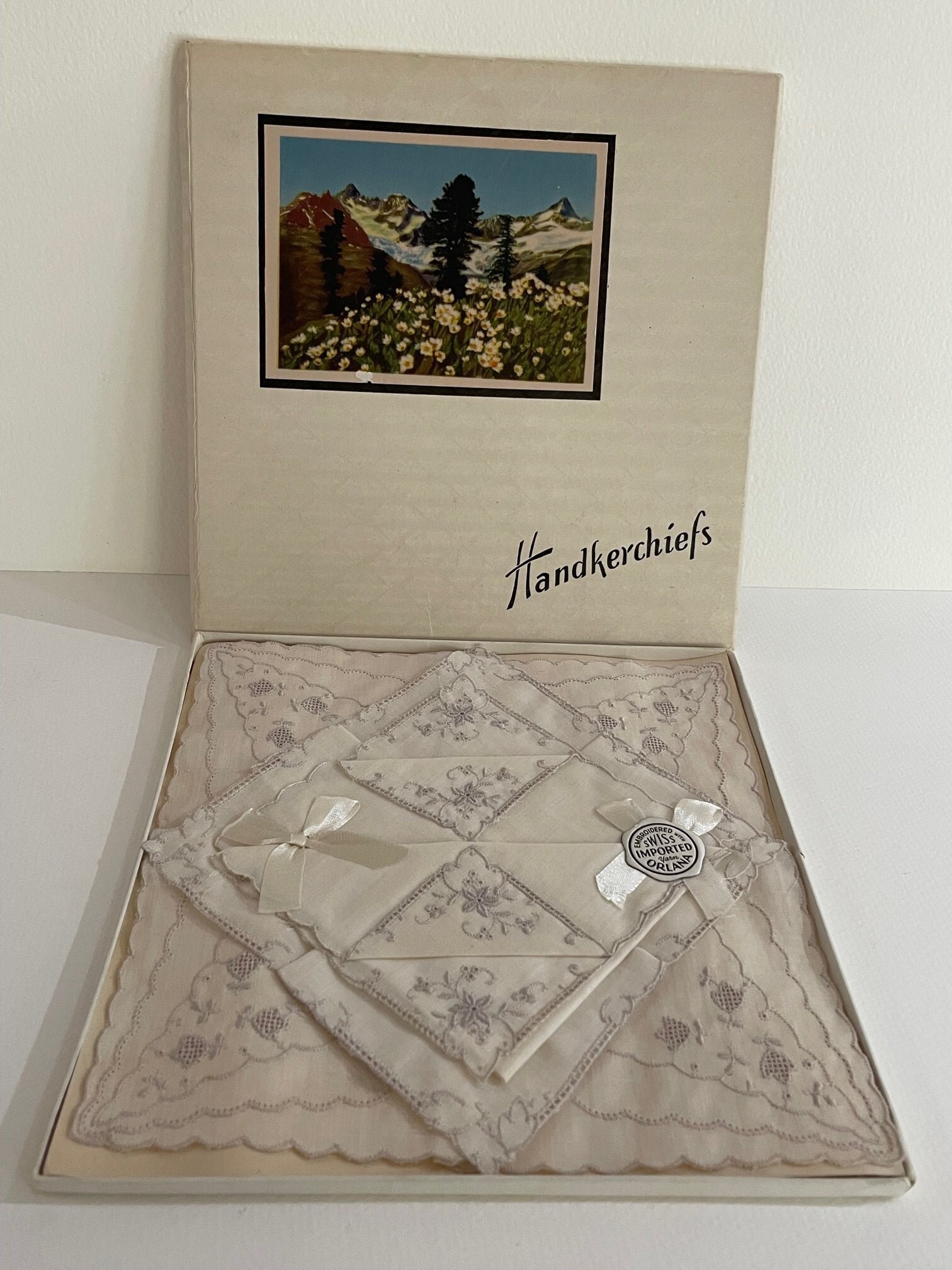 1FunnyLadyCreations Women's Vintage Flowers Handkerchief