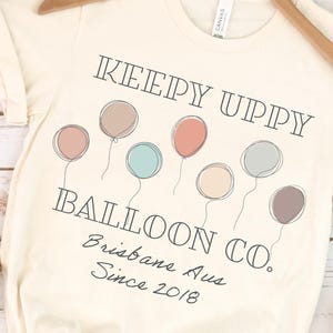 Koszulka Keepy Uppy Balloon Co. | Niebieska koszula damska na obcasie | Zabawny niebieski obcas | Proste niebieskie szpilki | Minimalistyczna koszula | Niebieska koszulka dla fanów na obcasie