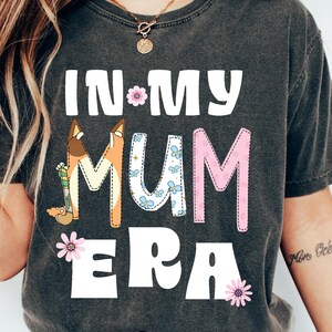 Koszulka Mom Era Blue Mum Koszulka Retro Mom Koszulka Blue Chill Mom Era Koszulka Comfort Colors Unisex Koszulka o dużej gramaturze barwiona na odzieży