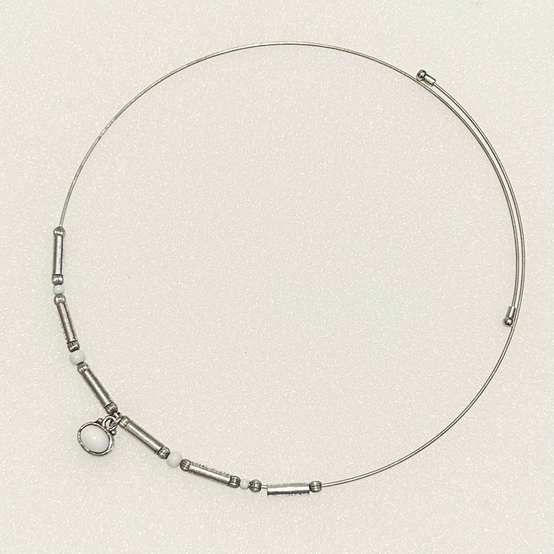 Vntg White Oval Acrylic Pendant On Omega Necklace 15 Silver Tone Flexible image 3