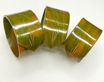 Set di tre portatovaglioli vintage in bachelite, effetto marmorizzato arancione.