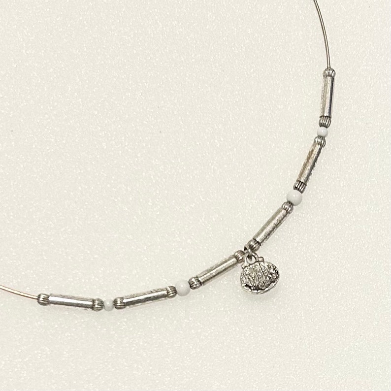Vntg White Oval Acrylic Pendant On Omega Necklace 15 Silver Tone Flexible image 2