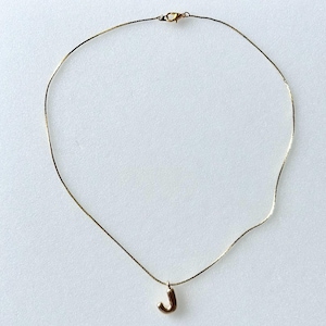 Pingente banhado a ouro com letra J inicial em formato de bolha, 0,75” em corrente plana de 18”