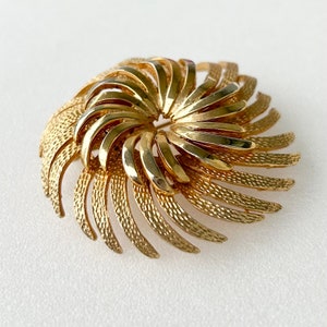 Broche vintage firmado CORO en tono dorado con flor texturizada en espiral de doble capa