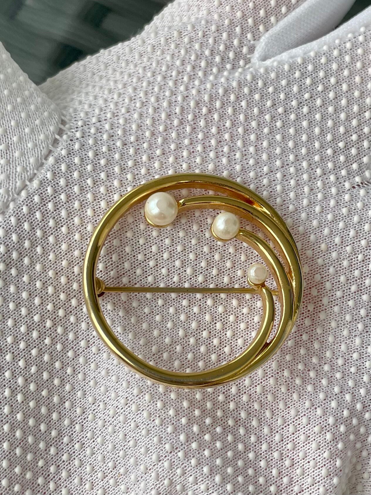Broche Signée MONET – Petit Cercle Doré Et Argenté, 3,55 Cm, état Neuf Sans Emballage