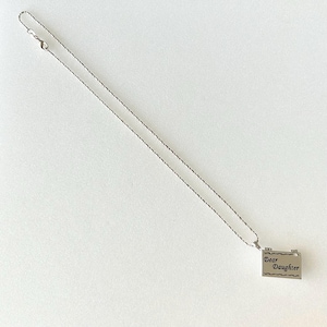 Colgante con bisagra en forma de sobre que dice “Querida hija” en cadena de barra con puntos de 16” marcada en oro blanco de 18 quilates con un hermoso mensaje y detalles de cristal