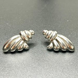 Boucles d'oreilles en forme de coquillage festonné plaquées argent