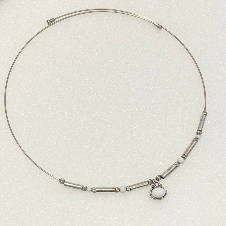 Vntg White Oval Acrylic Pendant On Omega Necklace 15 Silver Tone Flexible image 4