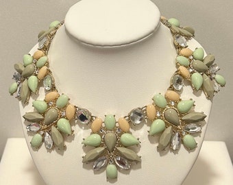 Vintage Festoon Floral Bib Necklace Faceted And Smooth Lucite Gold Tone 20”