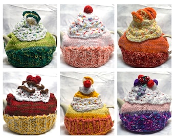Può includere: Sei scaldavivande per teiera in maglia a forma di cupcake in vari colori e design. Gli scaldavivande presentano diversi colori di glassa, codette e condimenti, tra cui ciliegie, cioccolato e frutta.