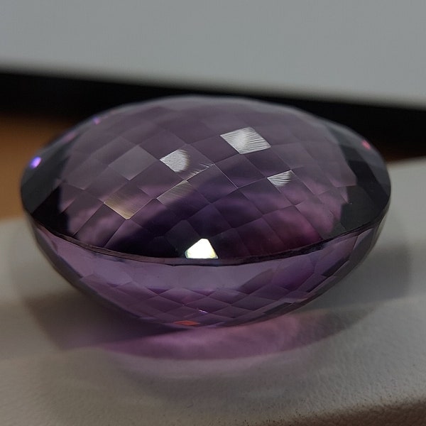 Gigantischer Amethyst-Edelstein – facettierter natürlicher violetter Quarz 92,20 CTS – oval 30 x 25 mm – loser transparenter Stein im Schachbrettschliff für Schmuck