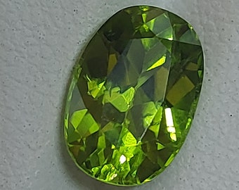 AAA natural Peridot Gemstone - Faceted Loose Peridot 3.05 CTS - oval shape 10 x 7 mm - August birthstone - Canadian supplier