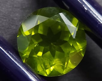 Neon green Peridot gemstone - faceted natural Chrysolite 4.35 CTS - round shape 10 mm - loose transparent Olivine stone - August birthstone