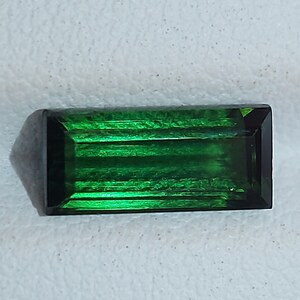 Top Qualität Turmalin Edelstein - facettierter natürlicher grüner Turmalin 2.35 CTS - Smaragdform 11 x 5 mm - loser transparenter Stein für Schmuck