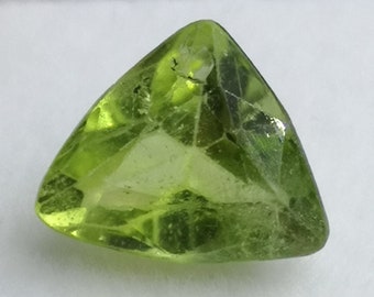 Loose faceted Peridot gemstone - natural Peridot 2.30 CTS - August birthstone - trillion shape 9 mm - August birthstone - Canadian supplier