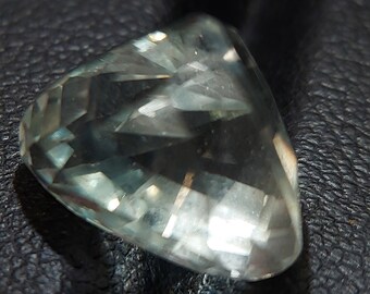Luminous Kunzite gemstone - faceted natural green Spodumene 9.85 CTS - trillion shape 13 x 11 mm - loose transparent hiddenite stone