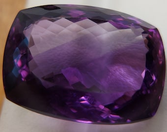 Riesiger einzigartiger Amethyst Edelstein - facettierter natürlicher violetter Quarz 53.75 CTS - Kissenschliff 26 x 20 mm - loser transparenter Schmuckstein