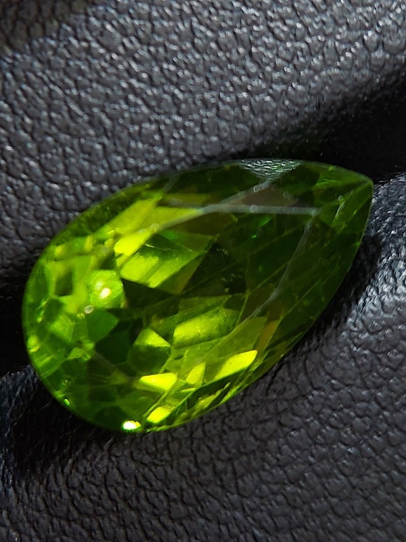 Large Bright Peridot Gemstone Faceted Natural Chrysolite 6.90 CTS