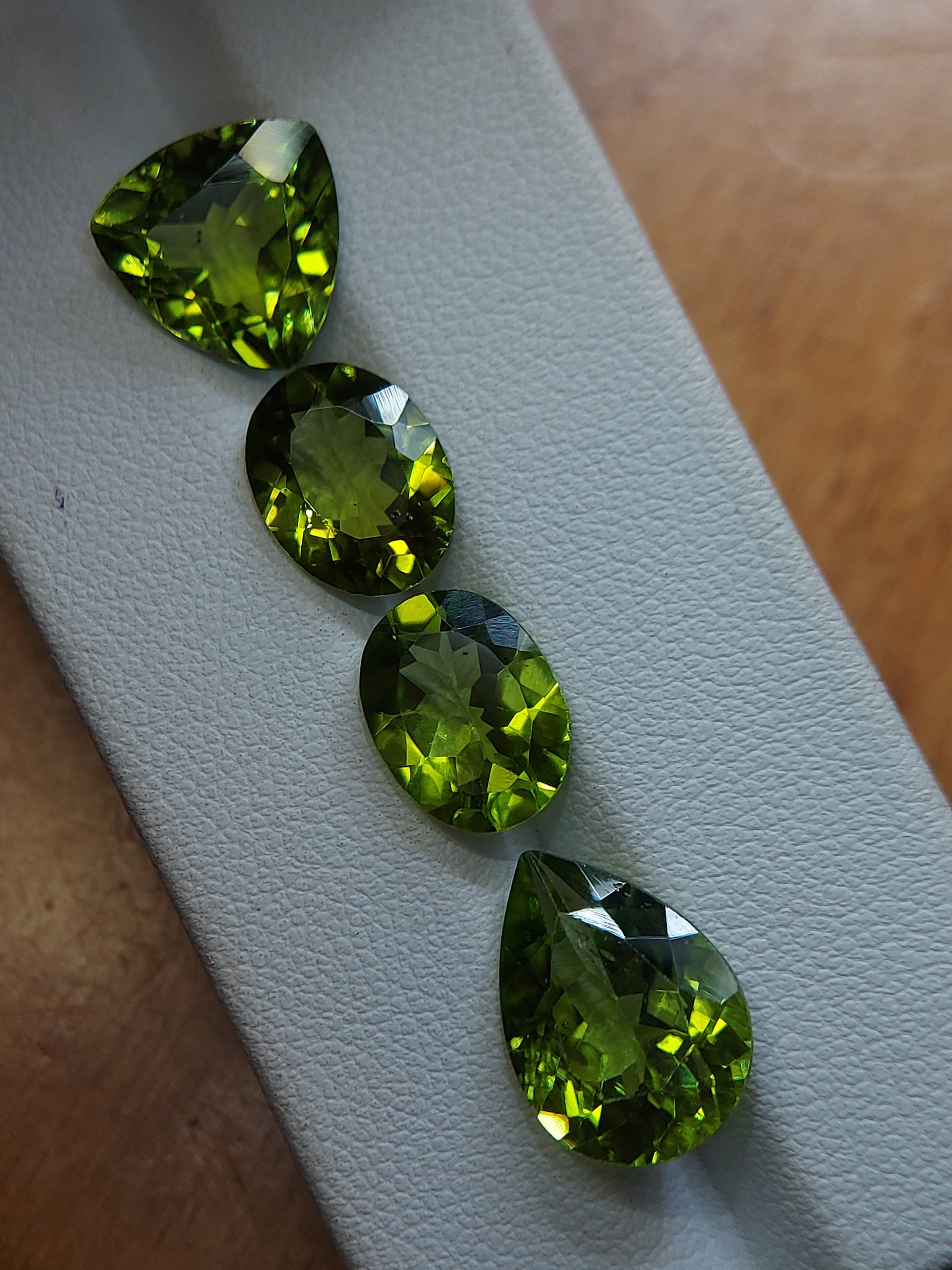 卸売ペリドット宝石 - ファセットカット天然クリソライト 16.65 CTS