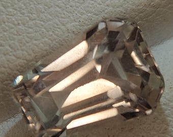 Einzigartiger Spodumene Edelstein - facettierter natürlicher Kunzit 4.90 CTS - Hexagon Form 11 x 8 mm - loser transparenter Stein zur Schmuckherstellung