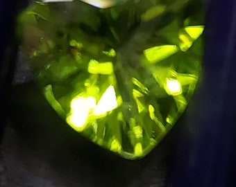 天然ペリドット宝石 - ファセットカット天然グリーンクリソライト 3.65