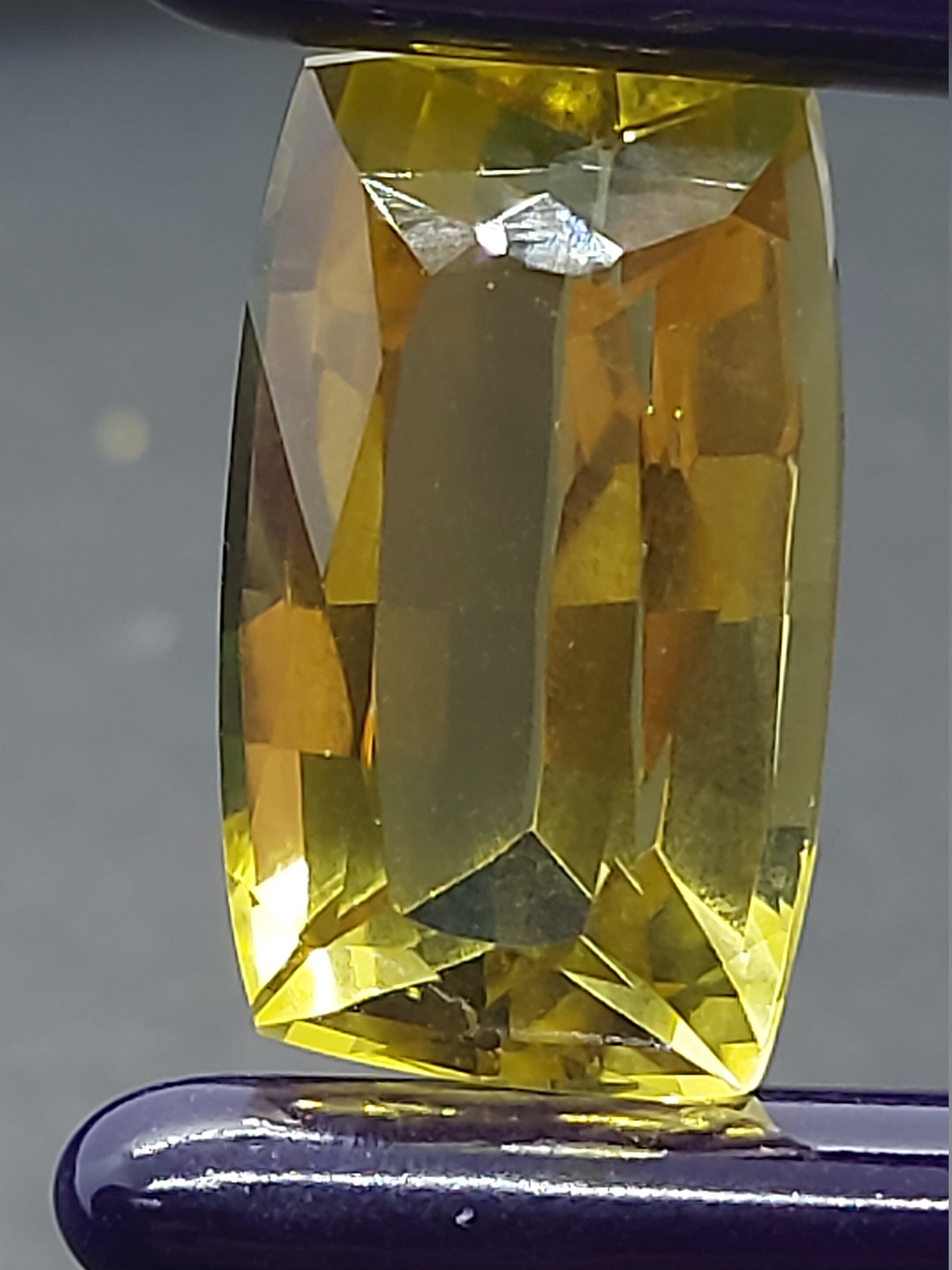 Grosse Pierre Citrine Taillée En Cube - 111,20 Carats - Qualité Loupe Clean - Synthétique