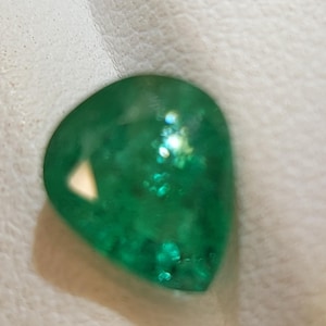 Seltener Regenbogen Smaragd Edelstein - facettierter natürlicher Beryll 2.50 CTS - Tropfenform 9 x 8 mm - loser transparenter Stein zur Schmuckherstellung