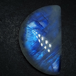 Moon shape moonstone cabochon - natural blue orthoclase feldspar gemstone gemstone 20.65 CTS - 26 x 16 mm - loose adularescent stone