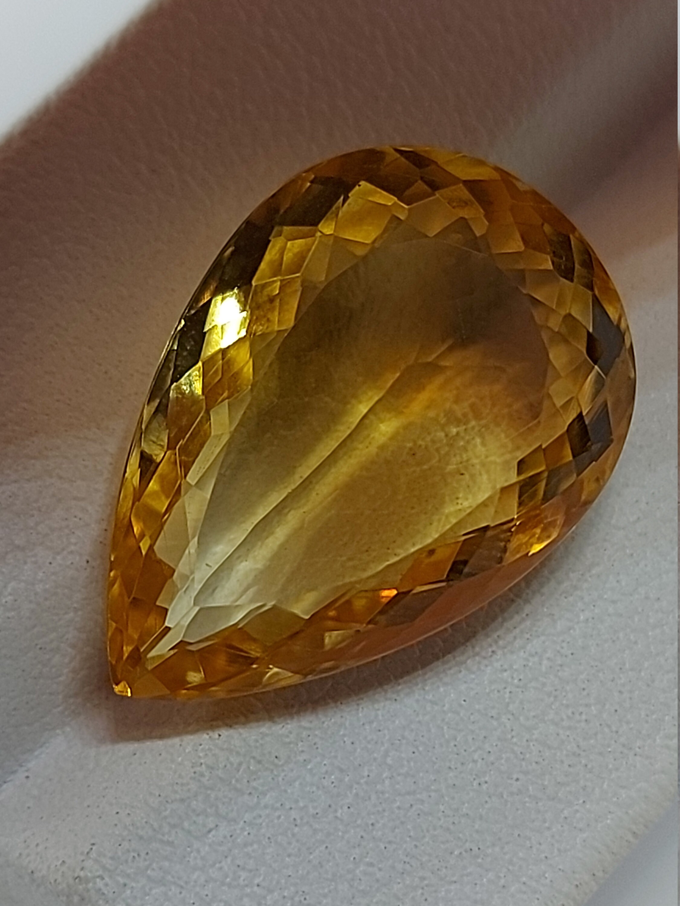 Pierre Précieuse Citrine Taille émeraude 93.10 Carats - Créée En Laboratoire, Couleur Jaune, Excellente Qualité