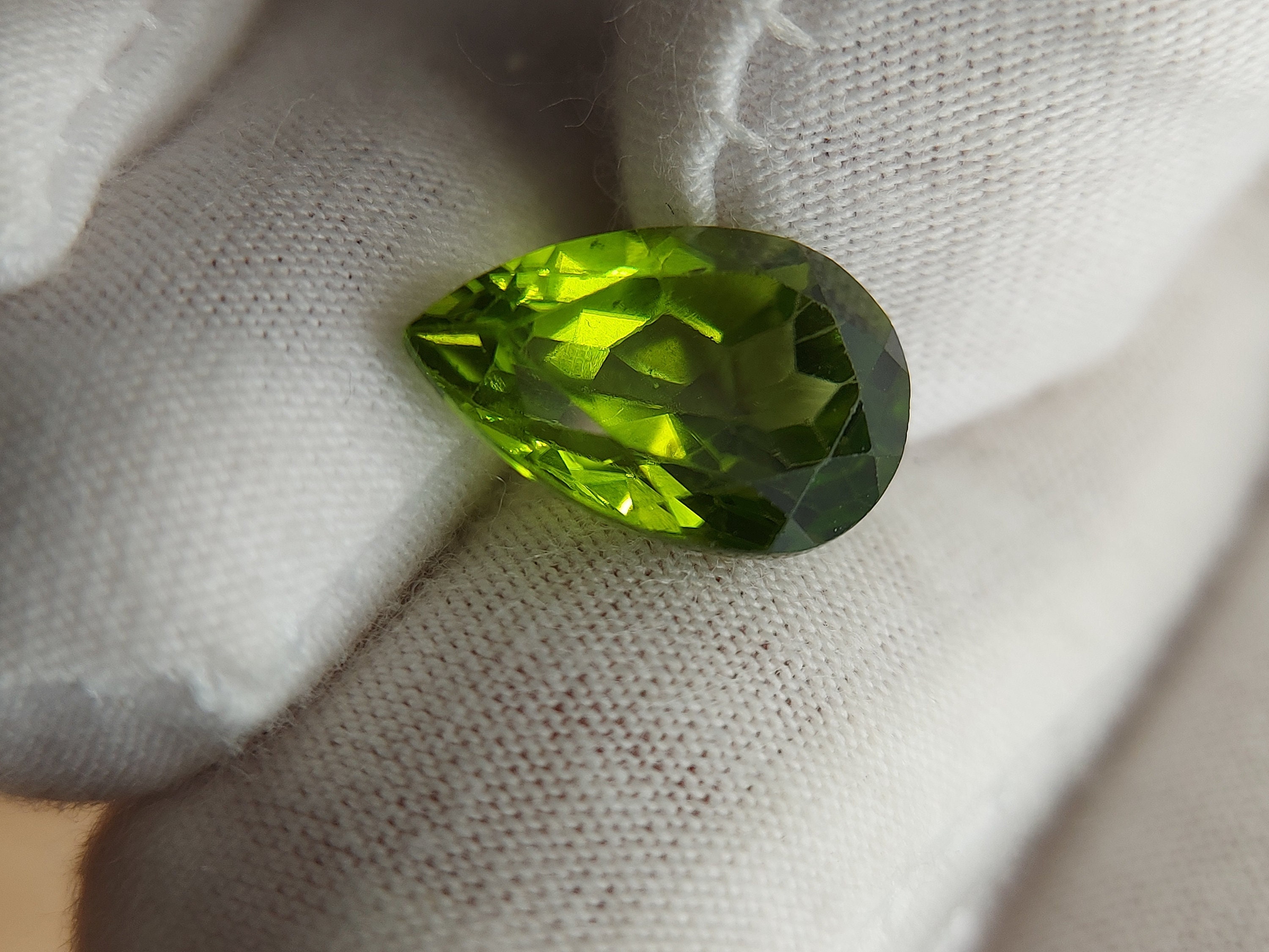 Transparent peridot gemstone - faceted natural Chrysolite 6.30 CTS - pear shape 14 x 9 mm - loose chrysolite stone for jewelry making