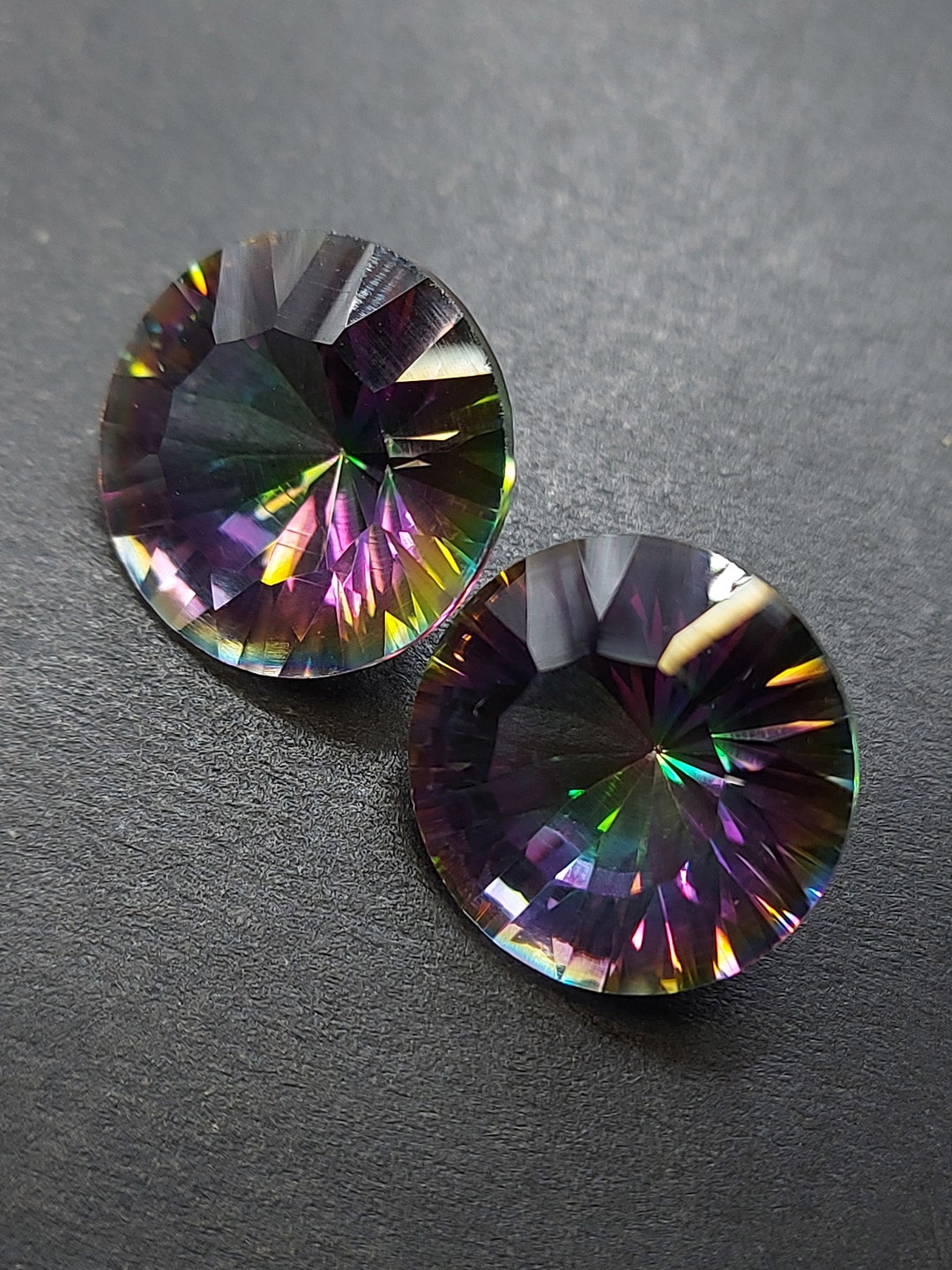 豊かな色合いのミスティッククォーツ宝石 - ファセット加工された