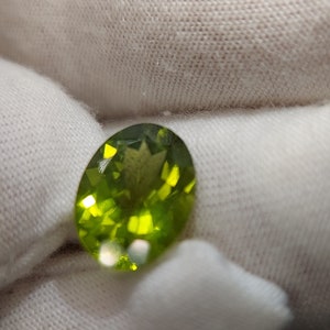 Peut inclure: Une pierre pr&eacute;cieuse ovale de couleur verte avec une inclusion en forme d'&eacute;toile.