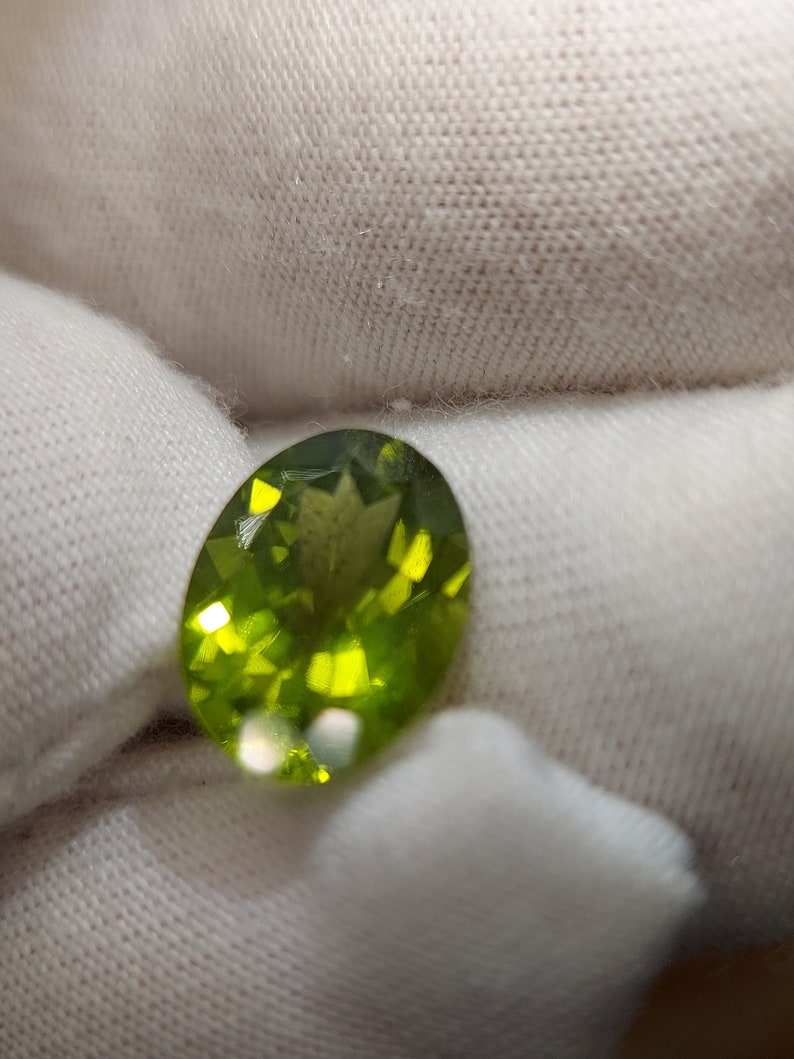 Peut inclure: Une pierre pr&eacute;cieuse ovale de couleur verte avec une inclusion en forme d'&eacute;toile.
