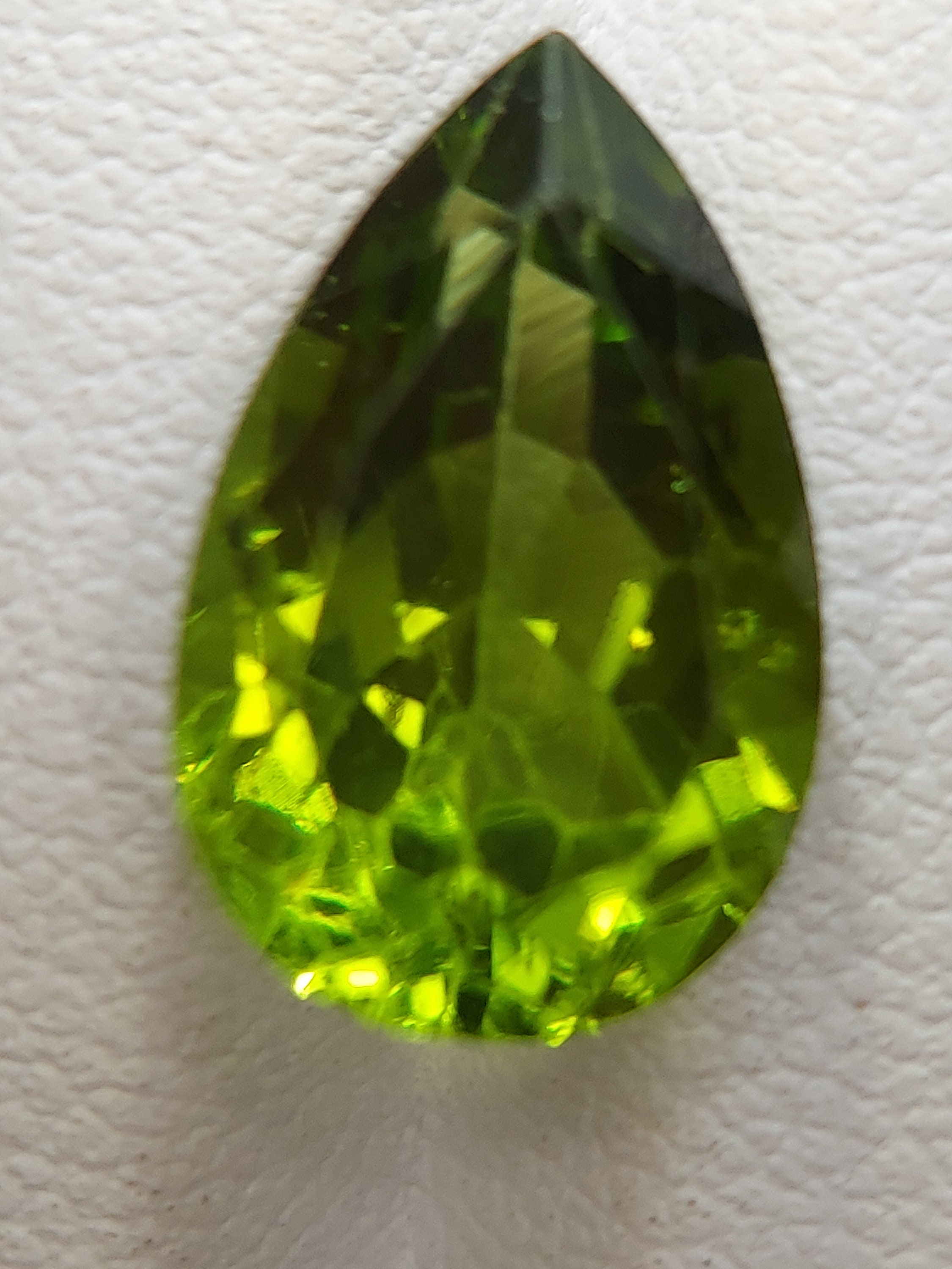 透明なペリドットの宝石 - ファセットカットの天然クリソライト 6.30